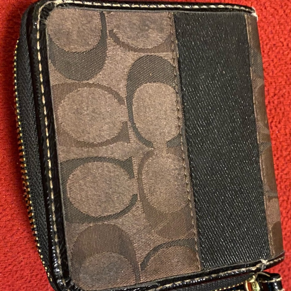 Woman’s  Coach zippered Wallet firm price unless u bundle